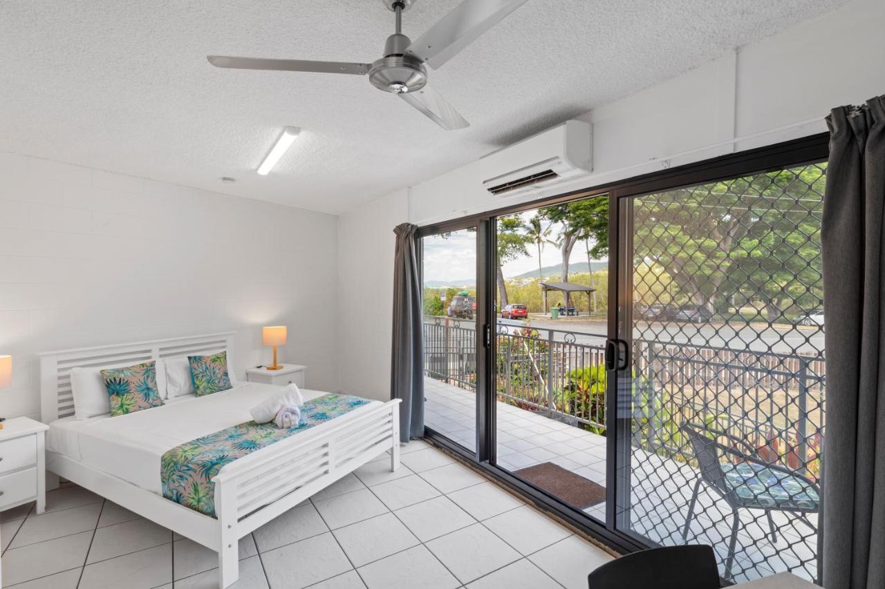 Whitsunday Waterfront Apartments Airlie Beach Exterior photo